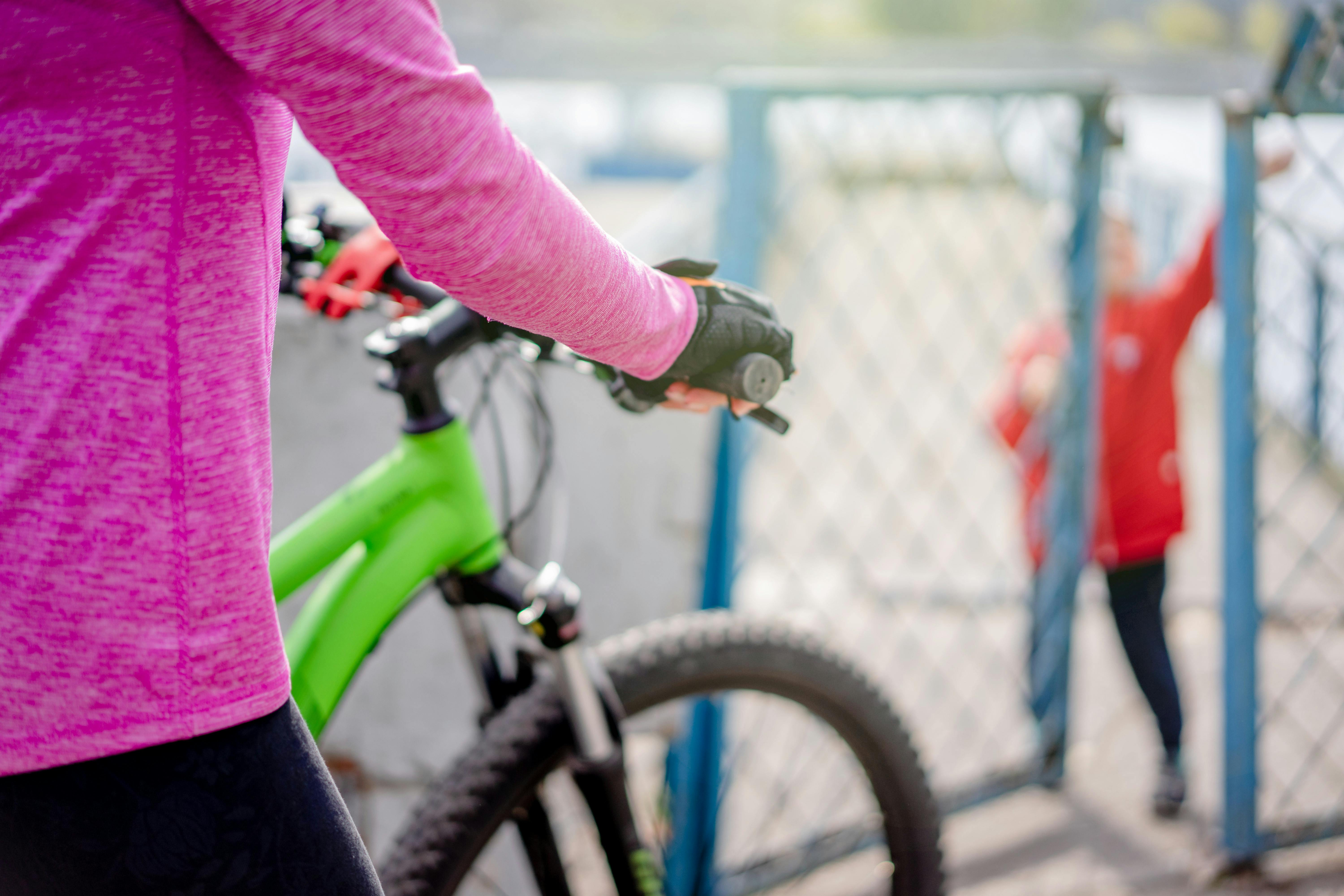 Elektrische fiets vastgezet met ringslot en kettingslot in stedelijke omgeving