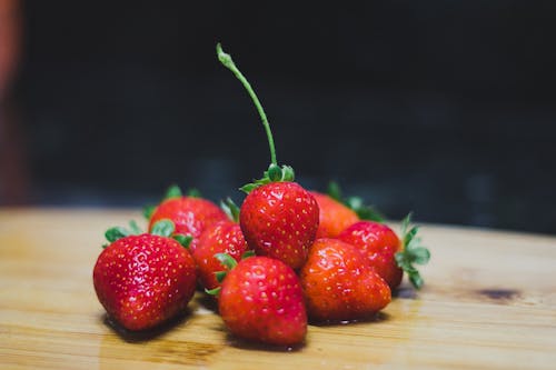免费 红草莓浅焦点摄影 素材图片
