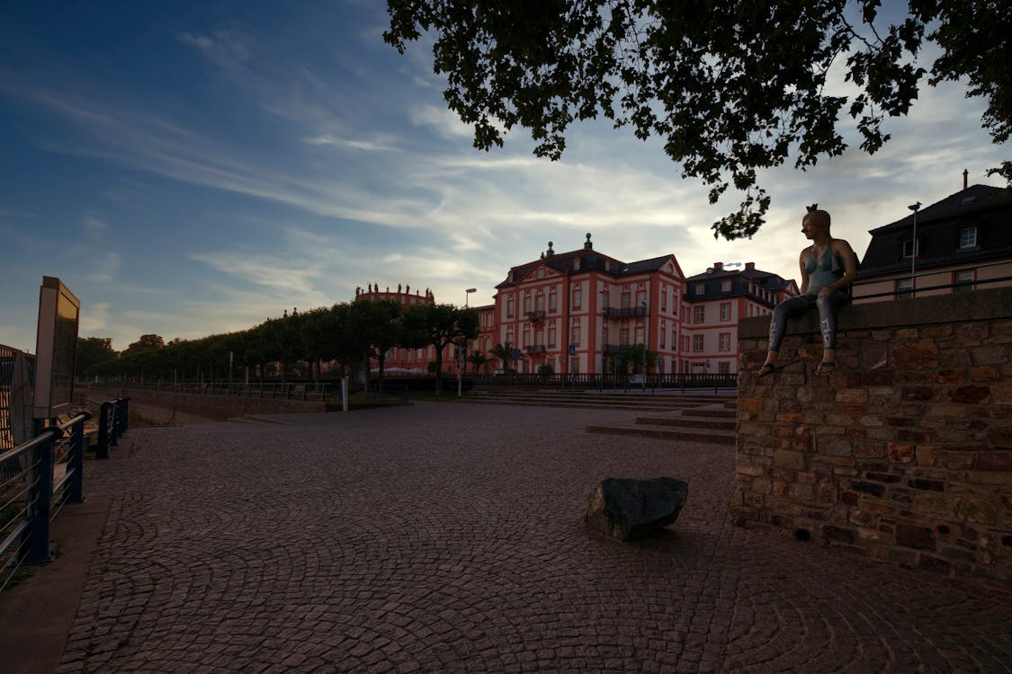 Schloss Biebrich mit Skulptur der Künstlerin Birgit Helmy "Froschkönigin"
