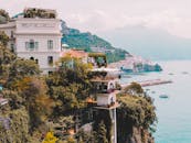 阿马尔菲海岸的景色非常壮观，有悬崖、建筑和船只