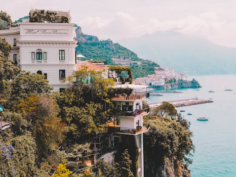 阿马尔菲海岸景色壮丽，悬崖、建筑和船只相映成趣，非常适合旅行和建筑爱好者