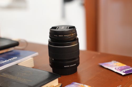 Ingyenes stockfotó canon, faasztal, fényképezőgép-lencse témában Stockfotó