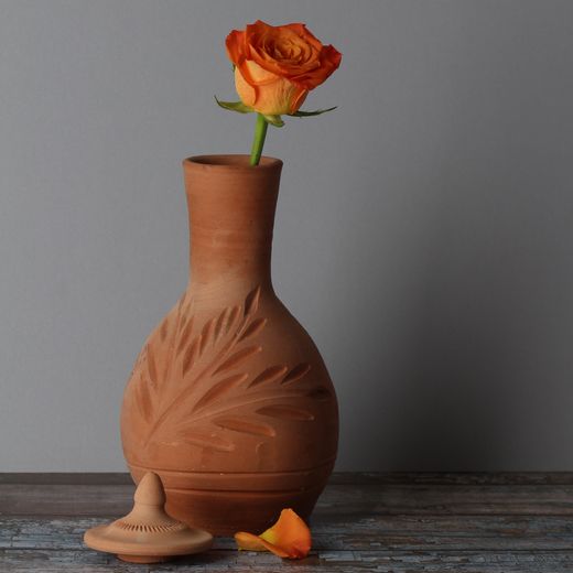 Carved terracotta bud vase listing — photo by ZINAB ALGHAMDI on Pexels