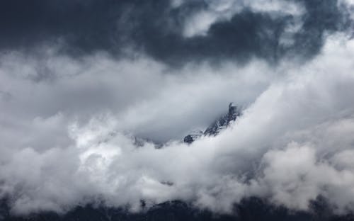 Ücretsiz beyaz bulutlar, bulutlu, dağ doruğu içeren Ücretsiz stok fotoğraf Stok Fotoğraflar