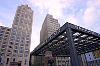 柏林波茨坦广场现代摩天大楼在蓝天下的低角度景观