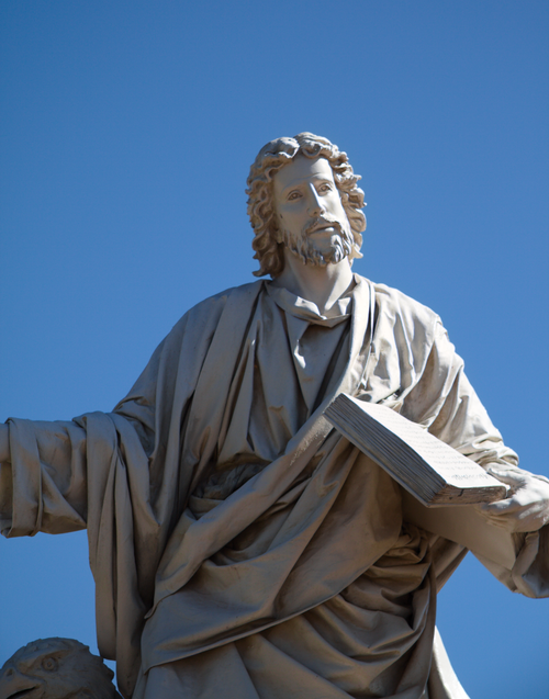 Free A magnificent marble statue depicted against a clear blue sky, showcasing detailed artistry. Stock Photo