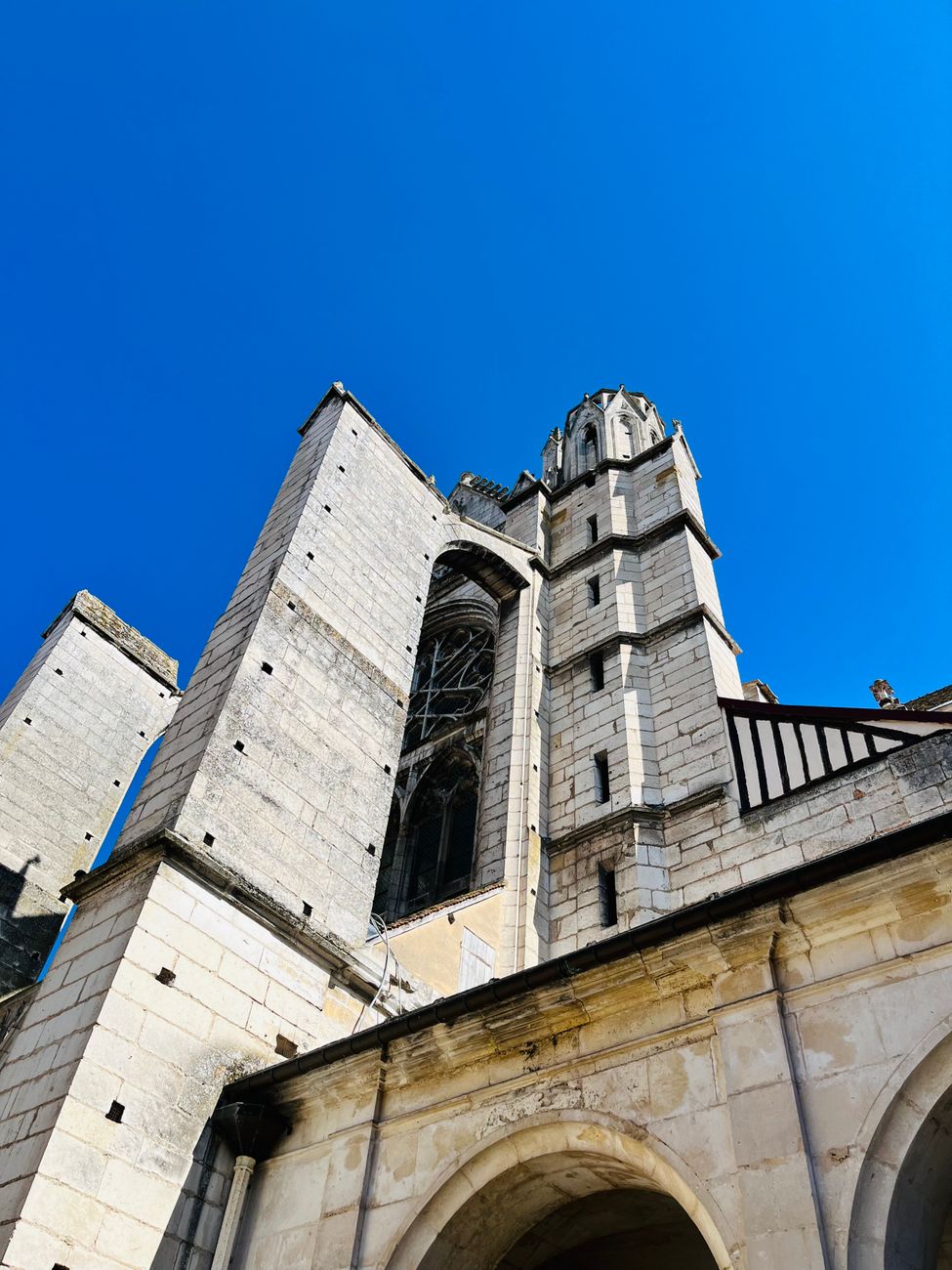 Lyon besiegt Auxerre und ist (vorläufig) Tabellenführer in Frankreich
