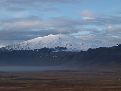 Бесплатное стоковое фото с горный пик, горы, облака