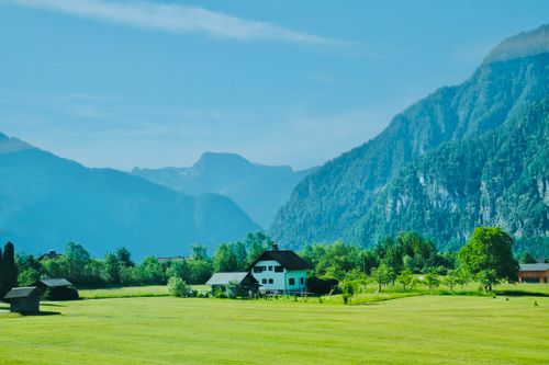 Free Picturesque landscape of Hallstatt, Austria with a charming house set against lush green mountains. Stock Photo