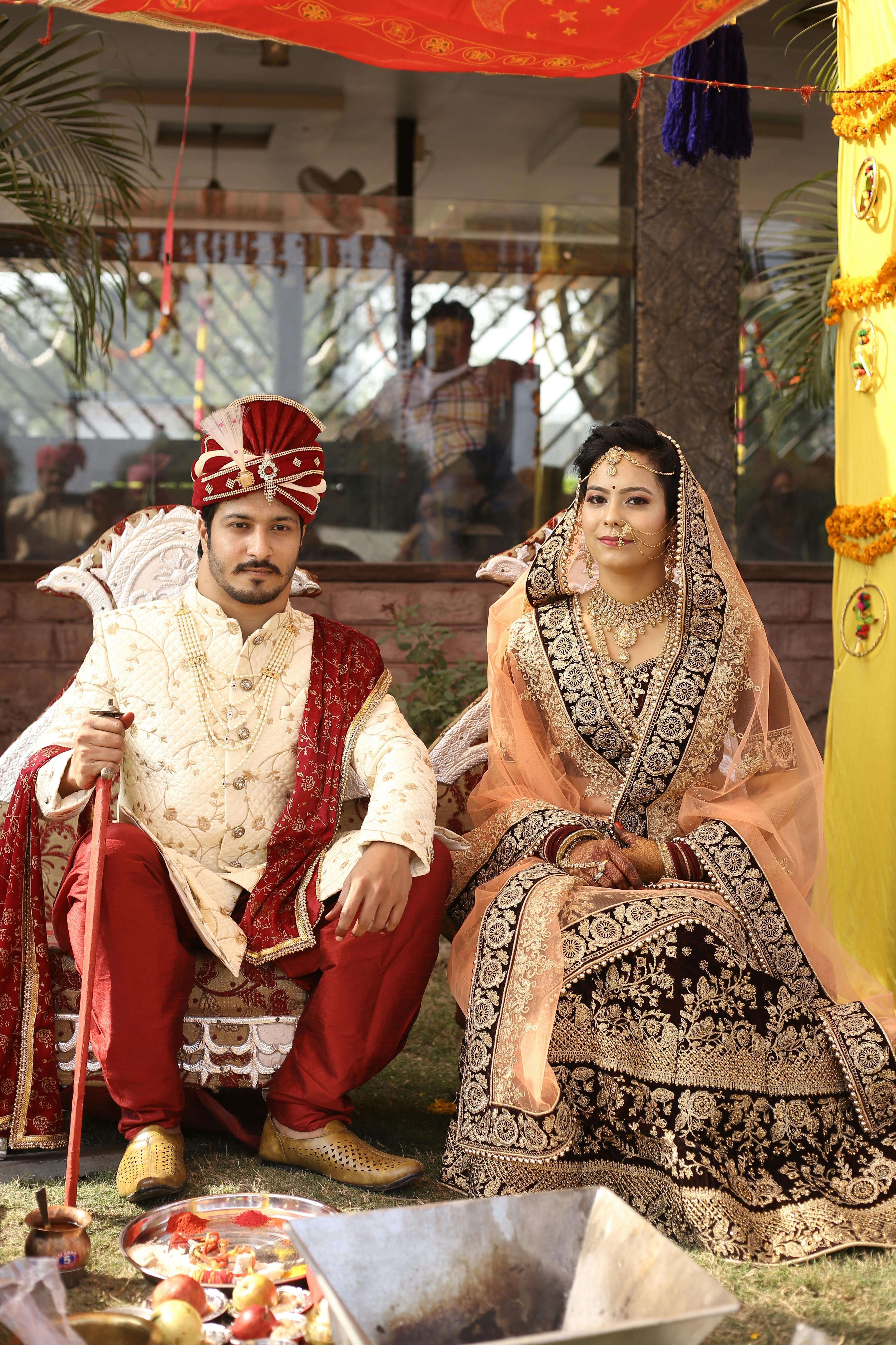 Indian couple posing outdoors. | Photo 319884