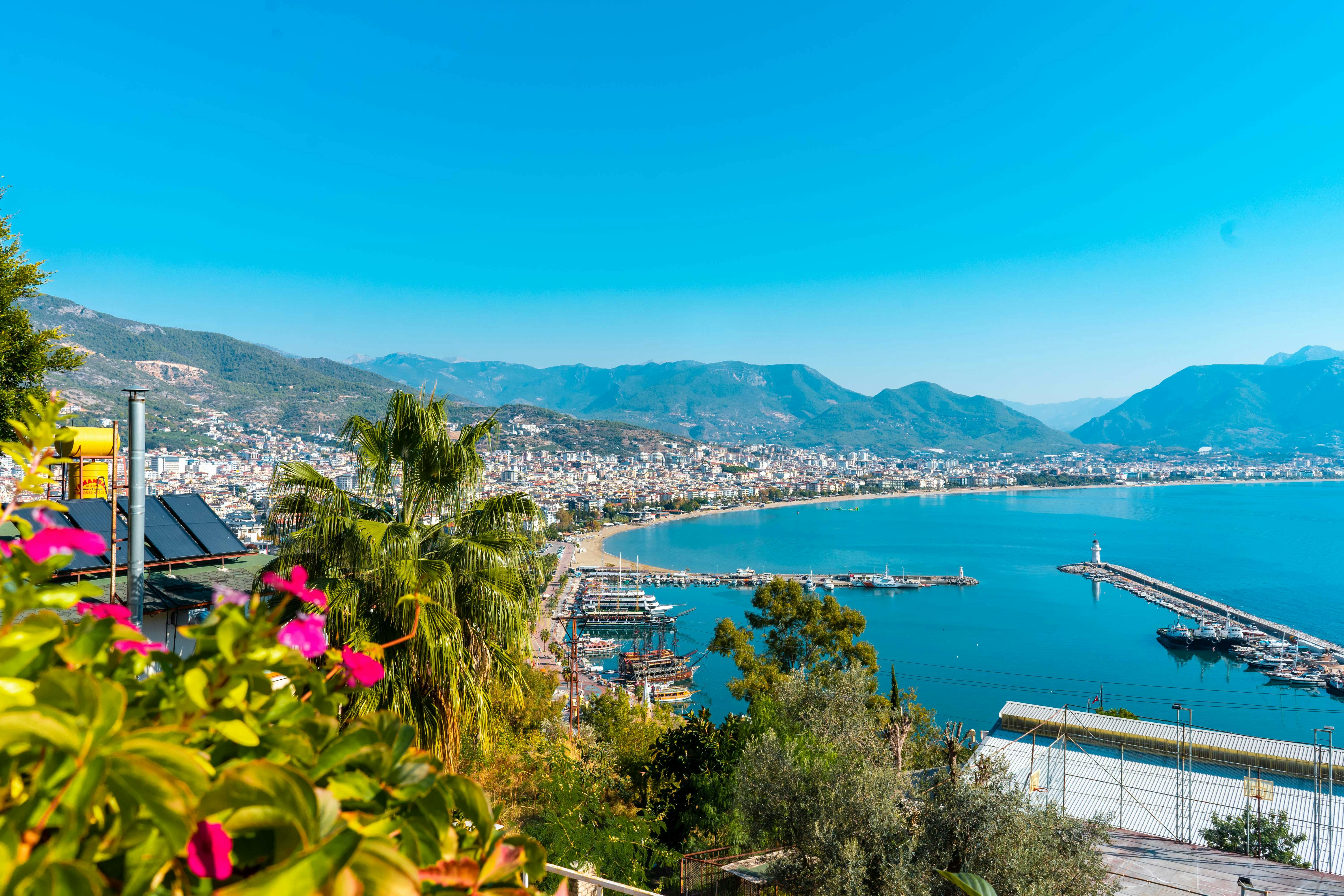 TUI combines holidays and lifestyle: new brand shop successfully launched — Photo by Atlantic Ambience on Pexels
