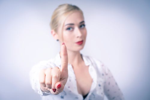 Kostenloses Stock Foto zu blond, finger, frau