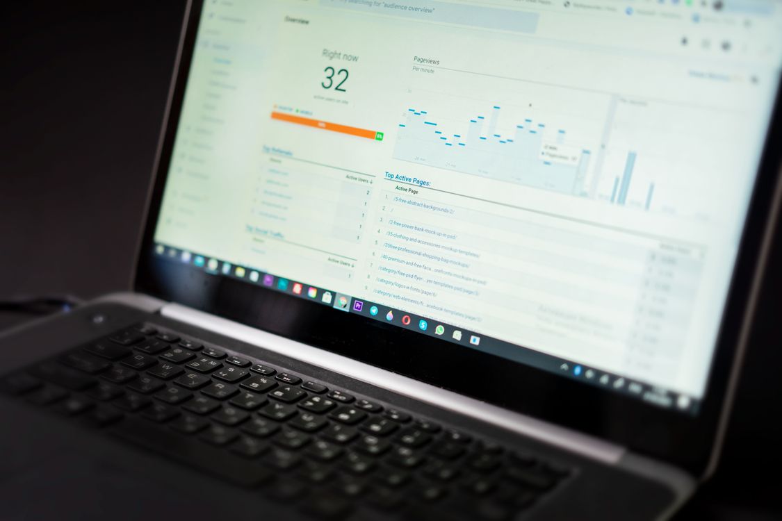 Laptop koji prikazuje analytics dashboard s grafovima i podacima u stvarnom vremenu