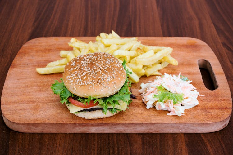 Cheeseburger With Chips And Salad