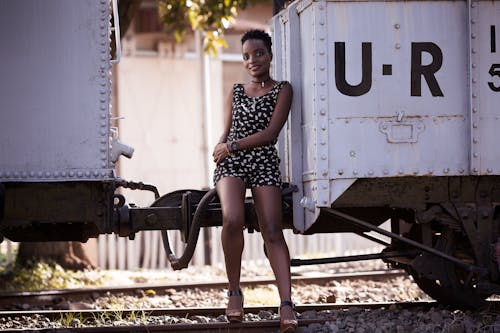 Безкоштовне стокове фото на тему «жінка, залізниця, колії» стокове фото