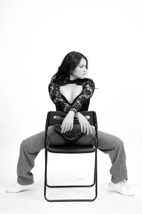 Darmowe zdjęcie z galerii z czarny i biały, kobieta, krzesło