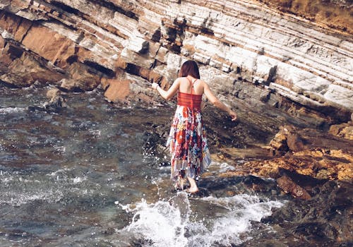 Mujer De Pie Sobre Las Rocas