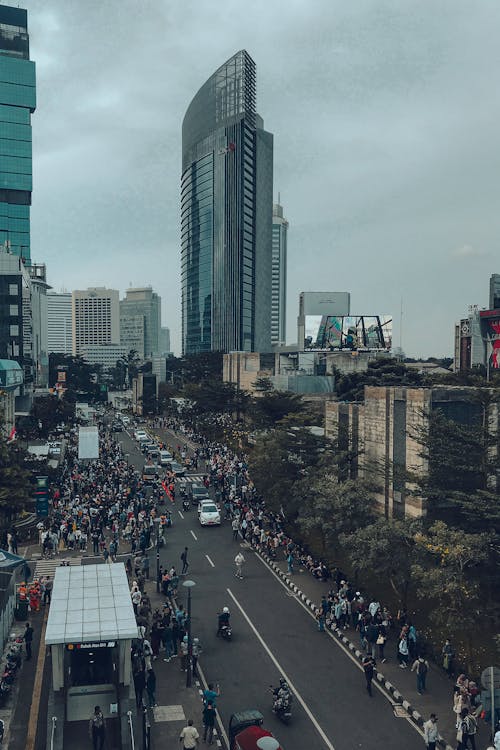 Foto stok gratis jalan yang sibuk, kota, langit suram