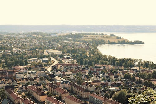 Luchtfoto Van De Stad In De Buurt Van Waterlichaam Schilderij