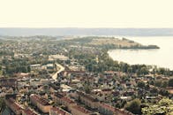 夏季，在宁静的湖边可以欣赏到瑞典城市的壮丽鸟瞰图