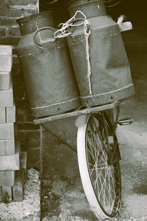 Free portret van een oude fiets met melkannen Stock Photo