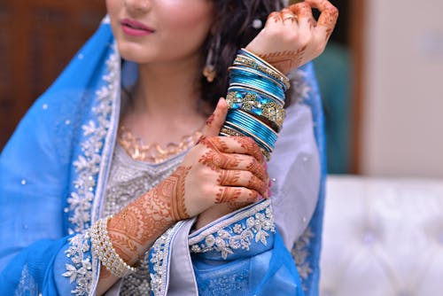 Femme Portant Une Robe Indienne Traditionnelle Bleue Et Des Bracelets En Fil De Soie