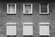 这是一张展示城市建筑设计的单色图像，建筑外观有六扇窗户