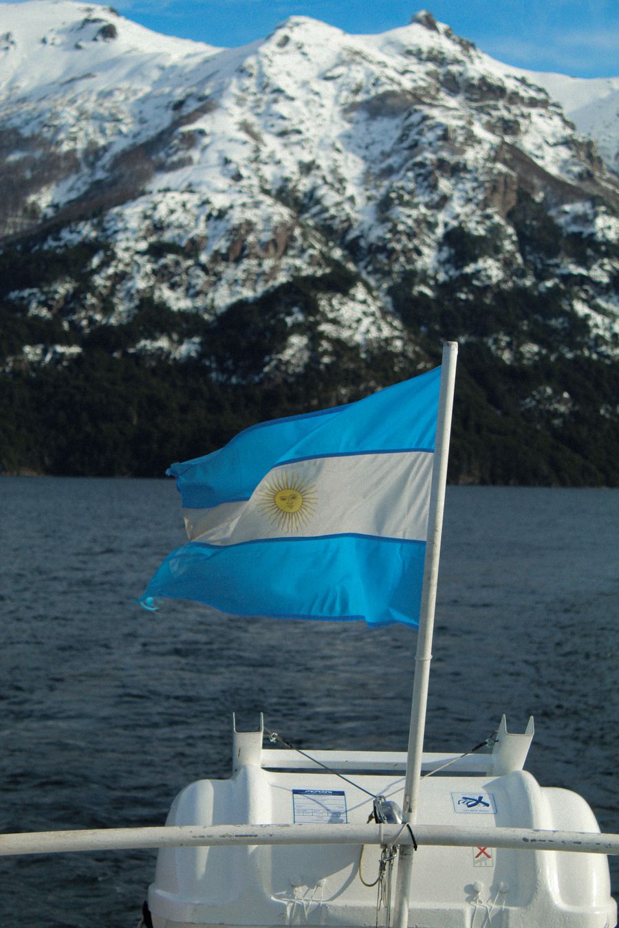 Laguna glaciar al pie de las montañas