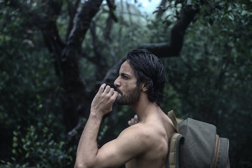 Základová fotografie zdarma na téma batoh, bez trička, kouření cigaret