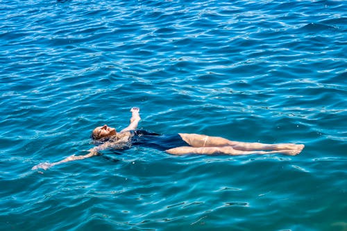 Foto d'estoc gratuïta de dona, flotant, mar