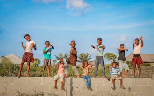 Ilmainen kuvapankkikuva tunnisteilla afrikkalaiset lapset, betonin aita, hameet