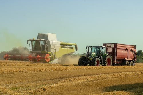 Photos gratuites de camions, champ agricole, champ brun