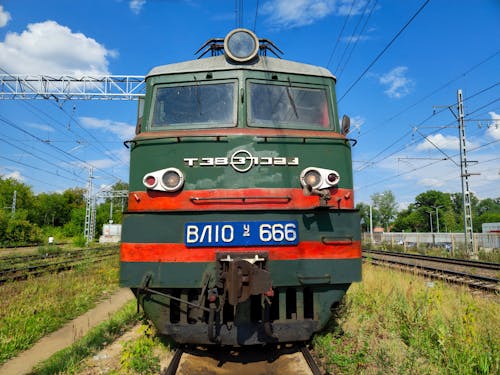 Darmowe zdjęcie z galerii z błękitne niebo, lokomotywa, pociąg