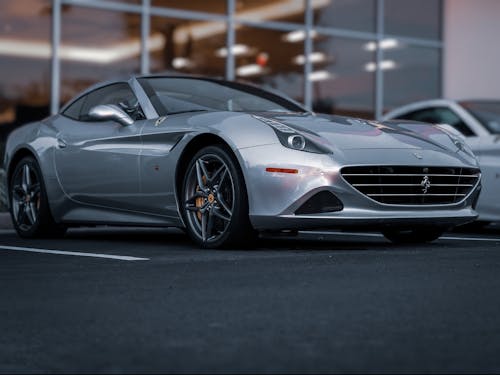 Kostnadsfri bild av Ferrari, grå bil, landtransport