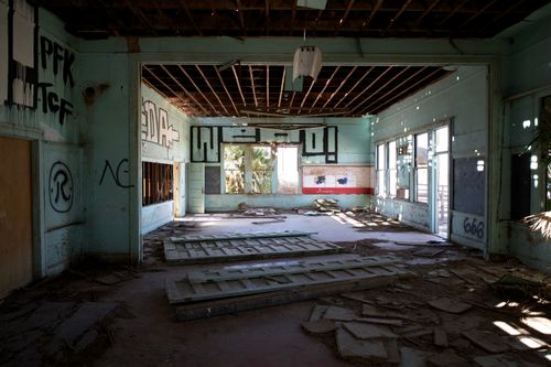 Free Interior of an abandoned building with graffiti and debris, showcasing urban decay. Stock Photo
