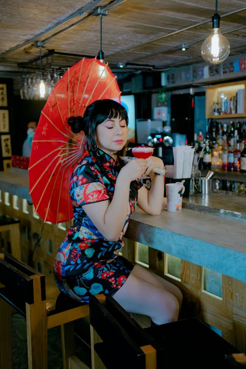 Ilmainen kuvapankkikuva tunnisteilla aasialainen nainen, baari, bar counter