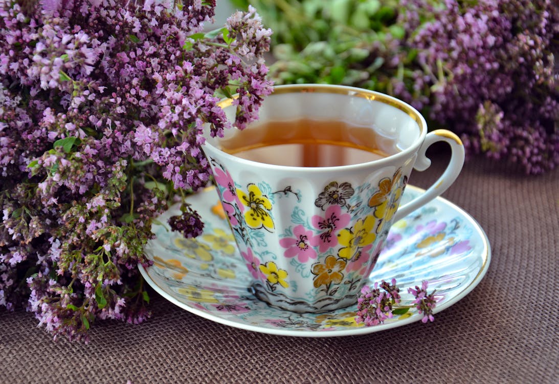 Photo De Tasse Et Soucoupe En Céramique Blanc Rose Et Jaune