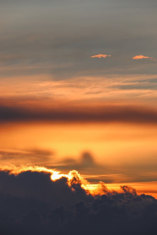 Darmowe zdjęcie z galerii z pionowy strzał, pochmurne niebo, świt