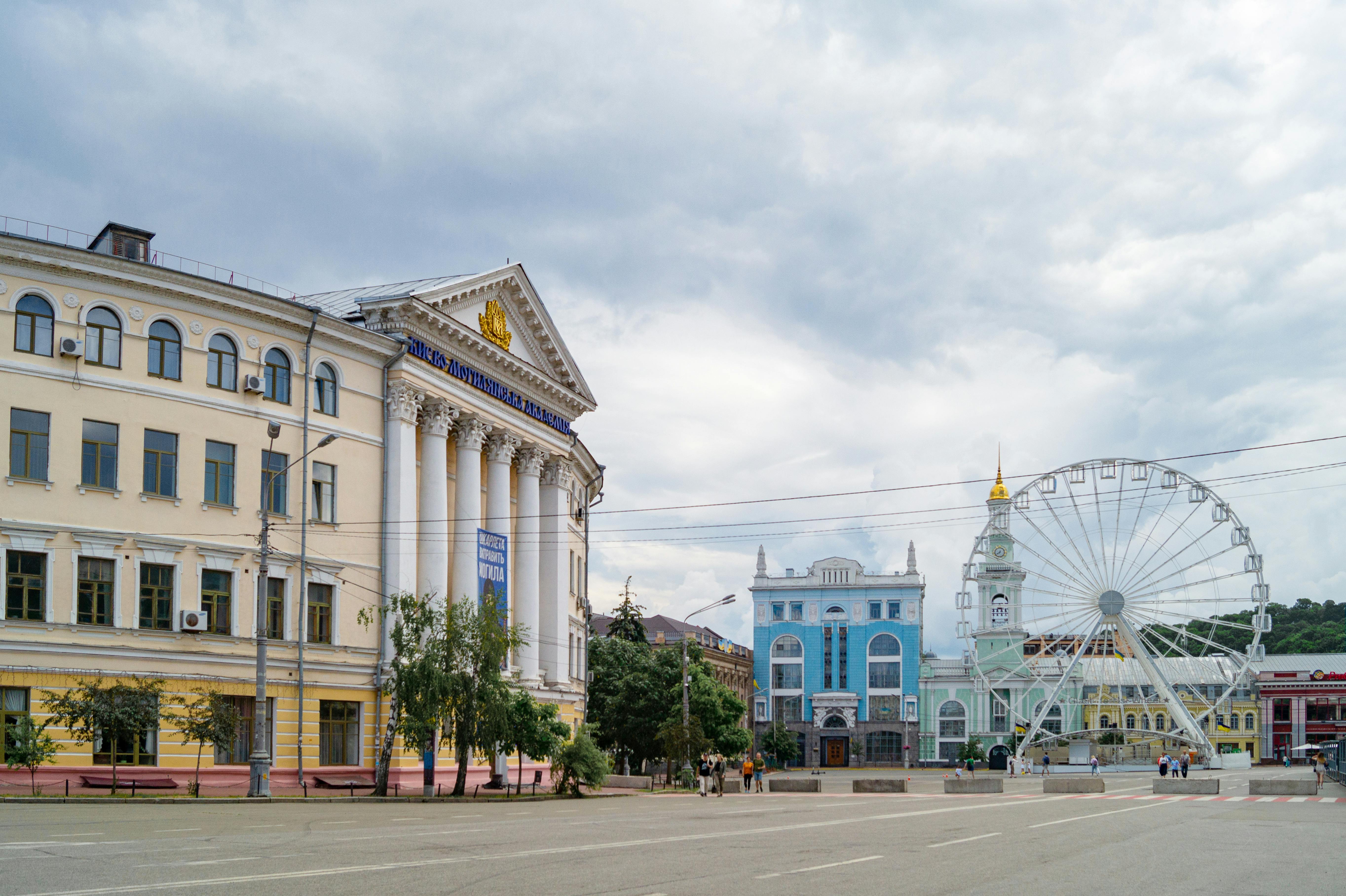 Vue d'une place de Kiev en journée
