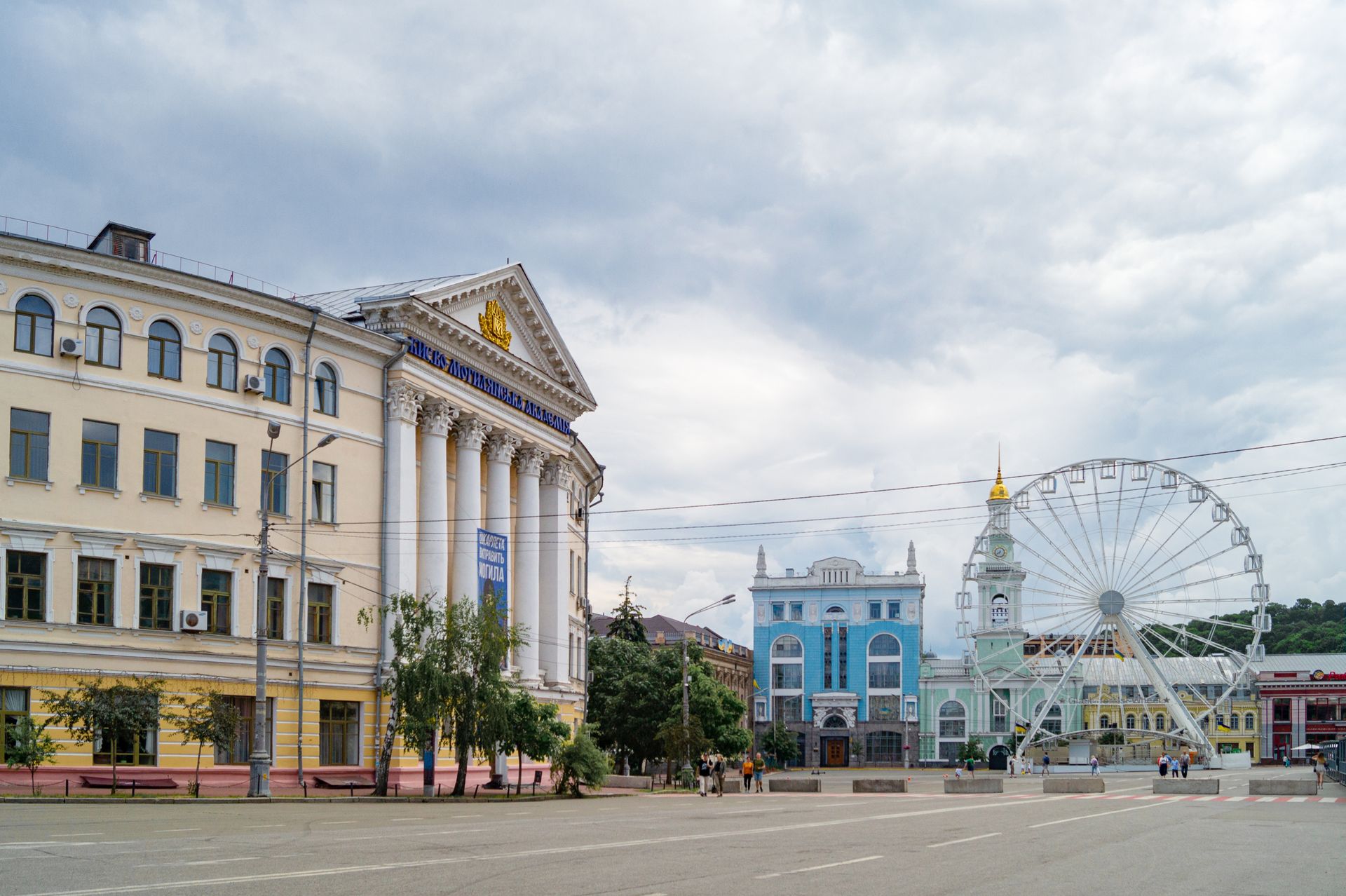 Vista diurna de una plaza en Kiev