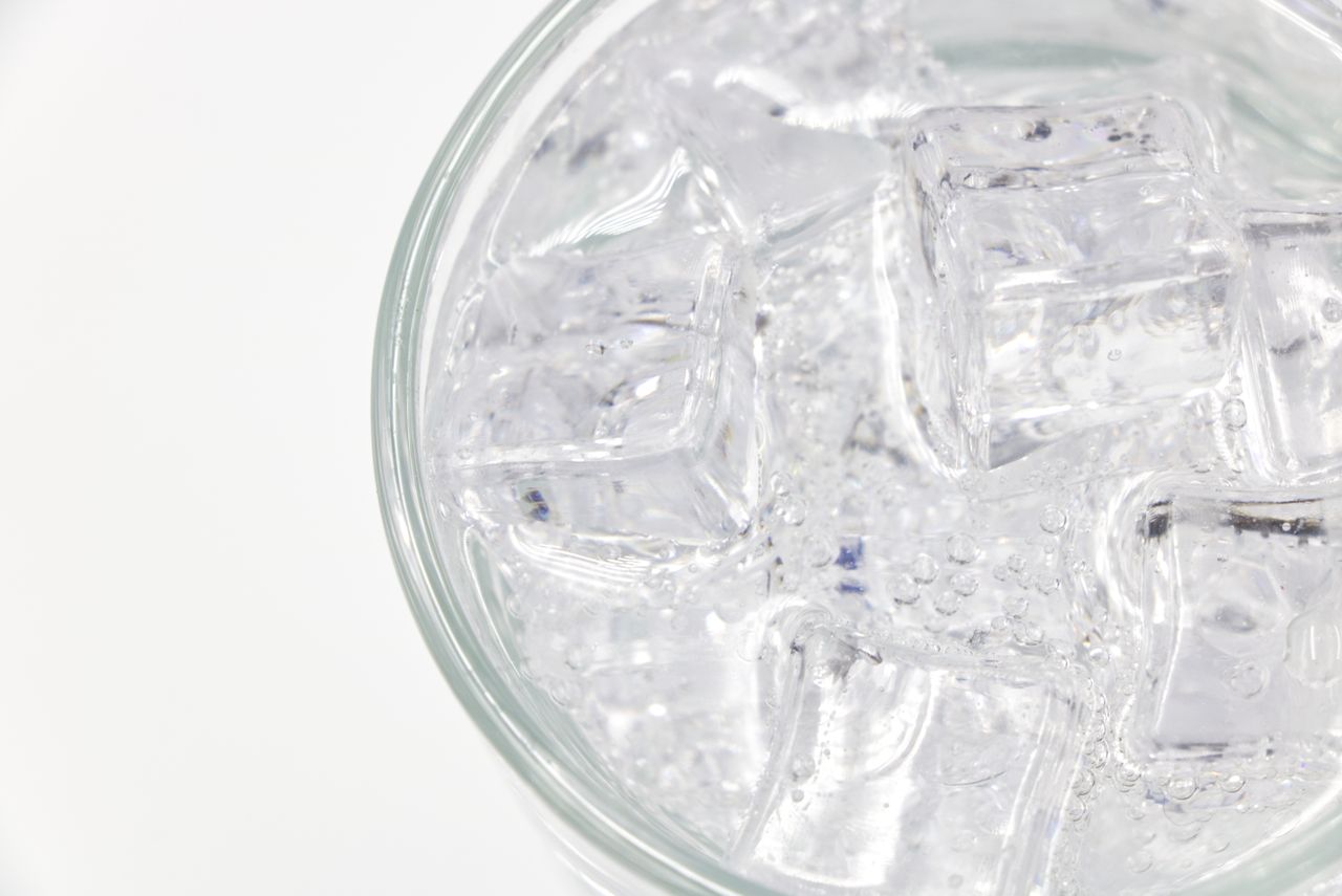 Study Compares Effects of Sparkling Water and Soda on Oral pH