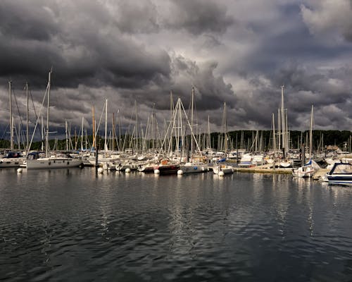 Fotos de stock gratuitas de atracado, barcos, cielo nublado