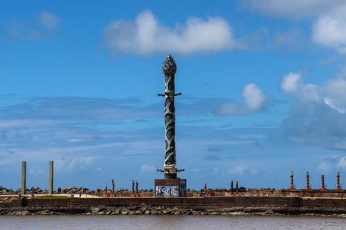 Free View of iconic sculpture in Recife, Pernambuco under a clear blue sky. Stock Photo