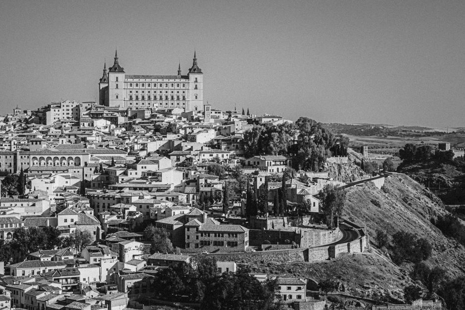 Un impresionante paisaje urbano en blanco y negro de Toledo, España, que destaca la arquitectura histórica.