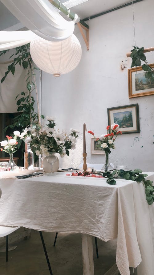 Foto d'estoc gratuïta de arranjament floral, copa de vi, espelmes