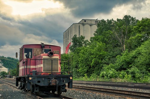 Бесплатное стоковое фото с железнодорожные пути, локомотив, общественный транспорт