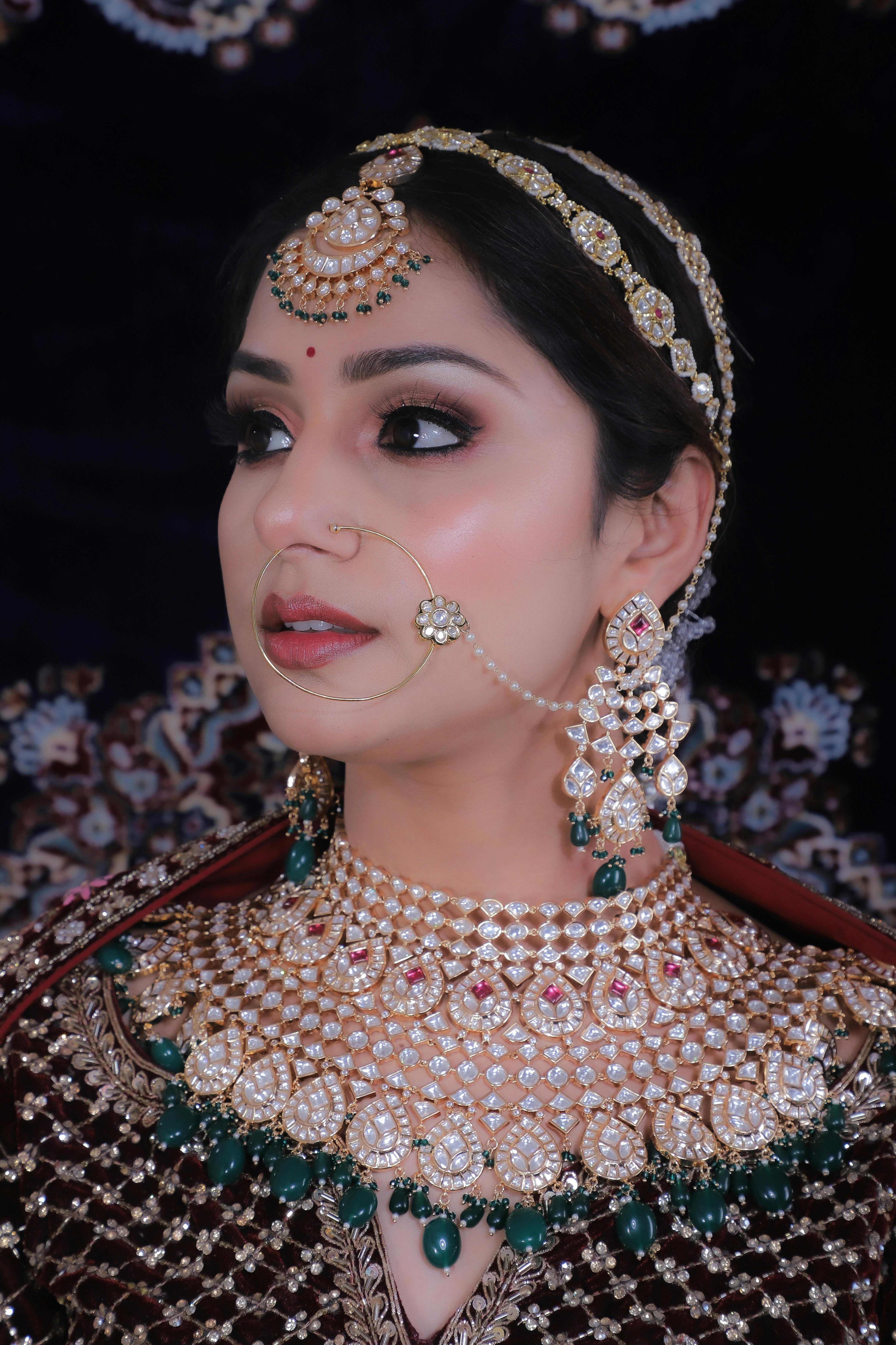 Portrait Of Beautiful Indian Girl In Traditional Saree In Luxury Interior.  Young Hindu Woman Model With Kundan Golden Jewelry Set. Indian Costume  Lehenga Choli. Stock Photo, Picture and Royalty Free Image. Image