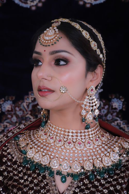 Free Close-up portrait of an Indian bride wearing traditional jewelry and attire. Stock Photo