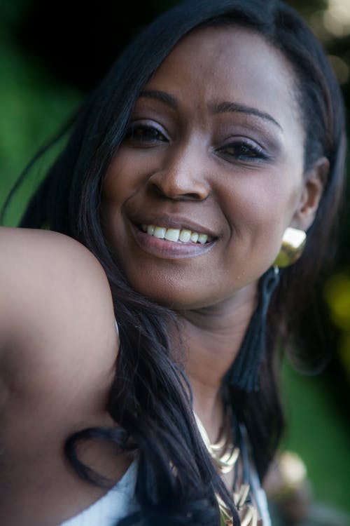미소 짓는, 수직 쐈어, 아프리카계 미국인의 무료 스톡 사진