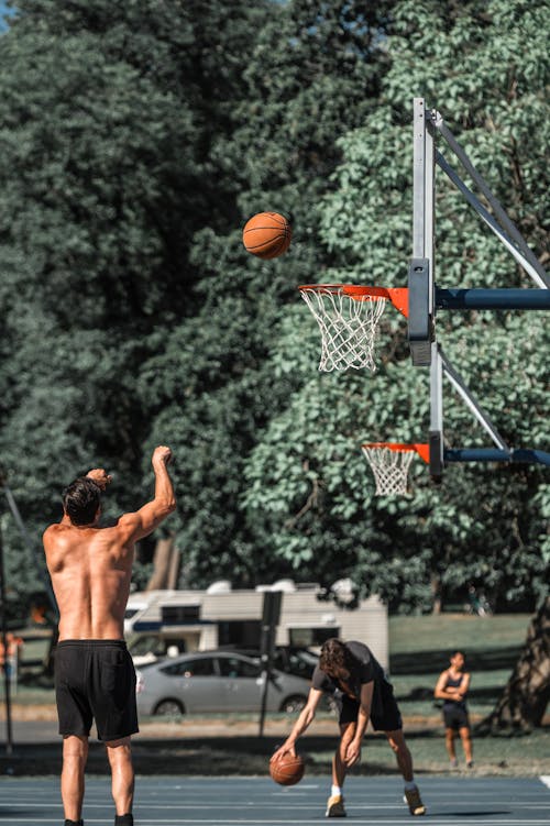 Kostenloses Stock Foto zu basketball platz, basketball-spieler, grüne bäume